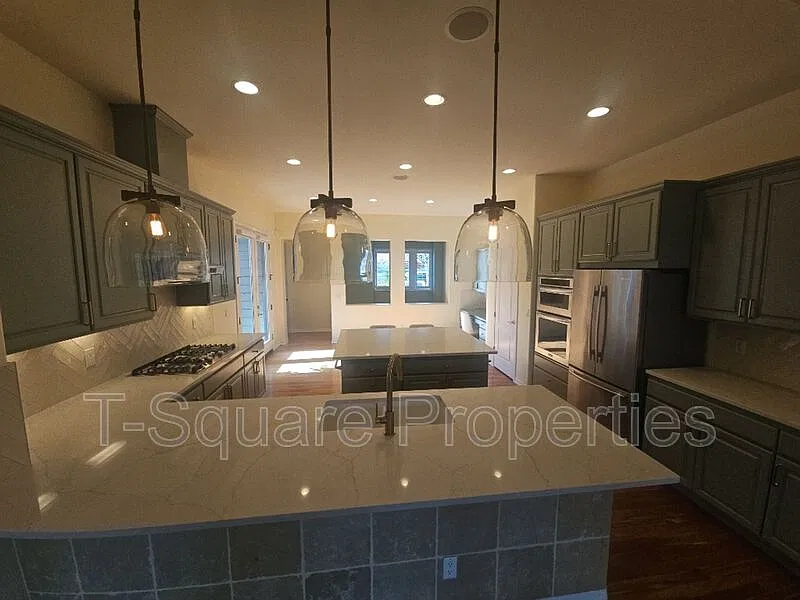 3 bed, 3.0 bath, 2659 sqft, $3,900 — Photo 2