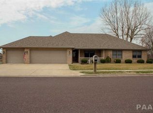 1320 Velde Dr, Pekin, IL 61554