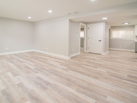 3rd image of 6145 N Hermitage Ave #2B