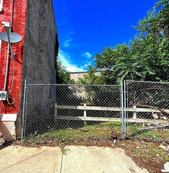 1st image of 627 W Cumberland St