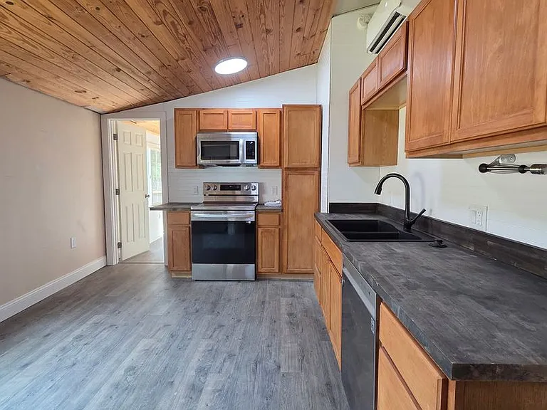 1290 NE Fairgrounds Rd — Photo 9