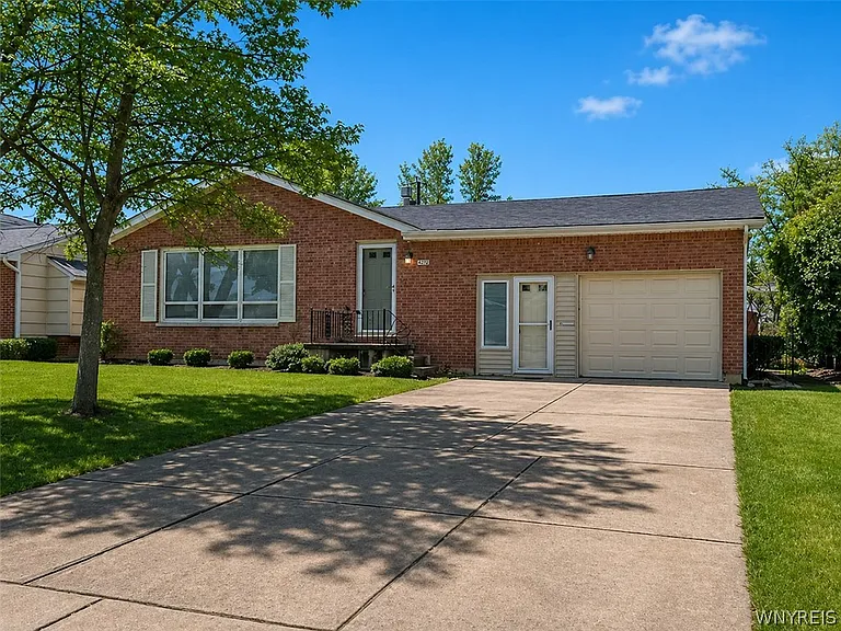 116 Segsbury Rd — Photo 1