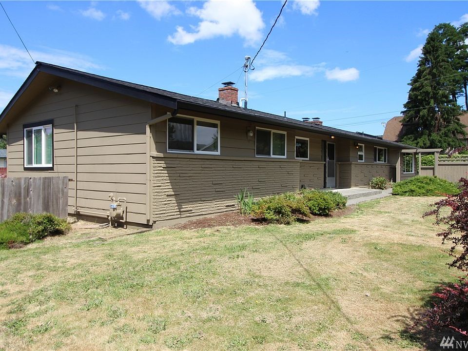 Well maintained rambler with fresh paint on exterior and interior. On a Large 16,500+ square foot lot!