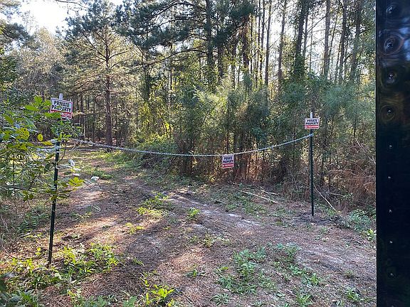 Entrance w/temporary chain