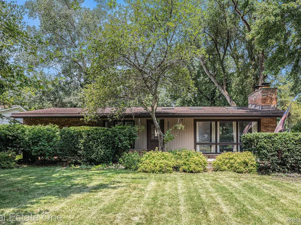 60610 Sue St, South Lyon, MI 48178