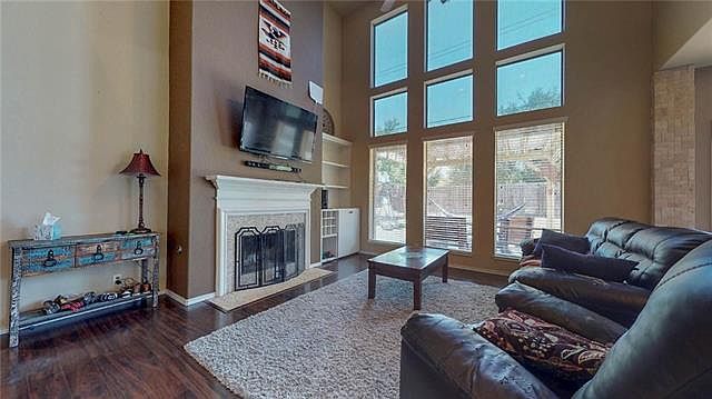 1st image of 401 Verano Dr