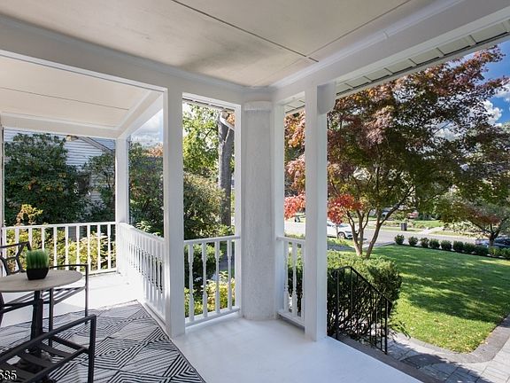 3rd image of 8 Franklin Pl