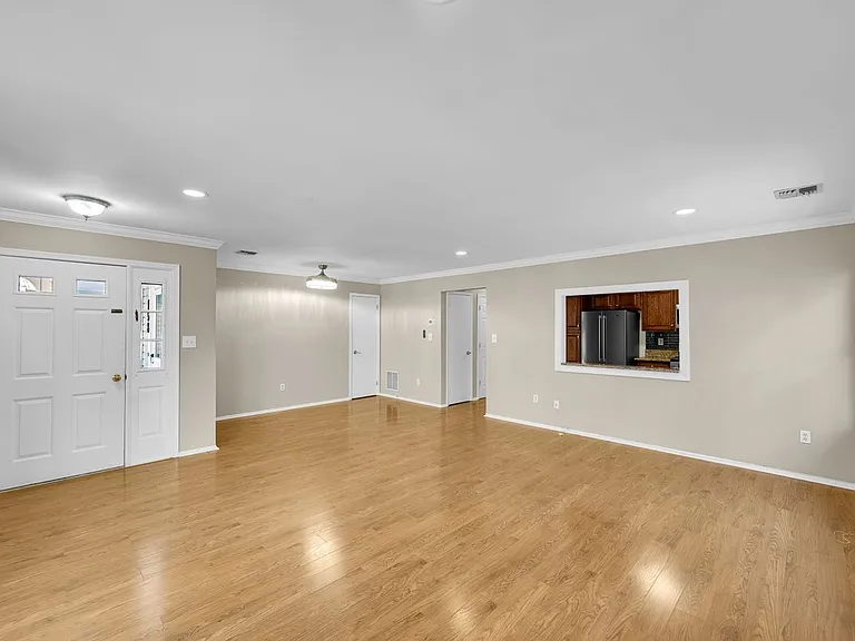157 Tulip Ln — Photo 3