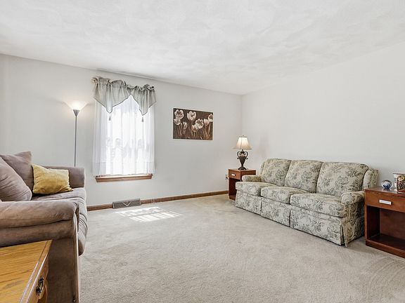 5th image of 4 Oneida Pl