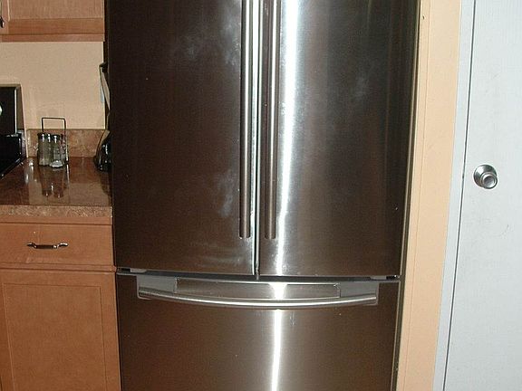 FRENCH DOOR REFRIGERATOR