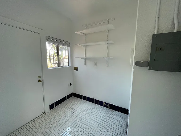735 W 4th St — Photo 43