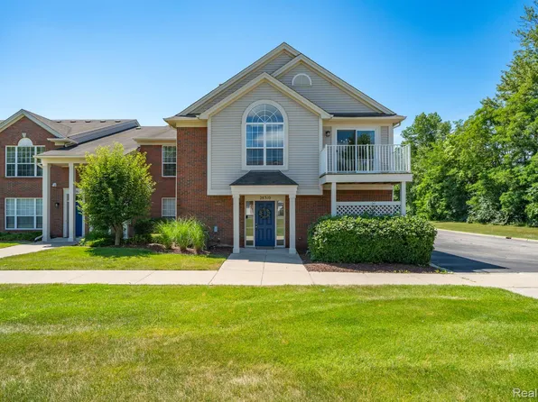 28310 Adler Park Dr S, Chesterfield, MI 48051