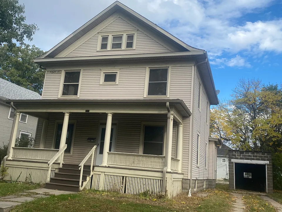 920 E St