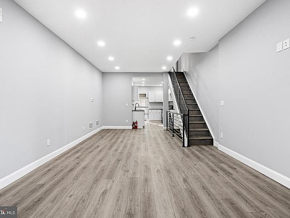 3rd image of 2944 W Susquehanna Ave