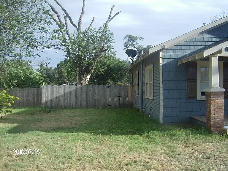 1404 6th Ave — Photo 2