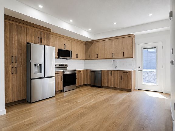 4th image of 227 26th Ave NE #201