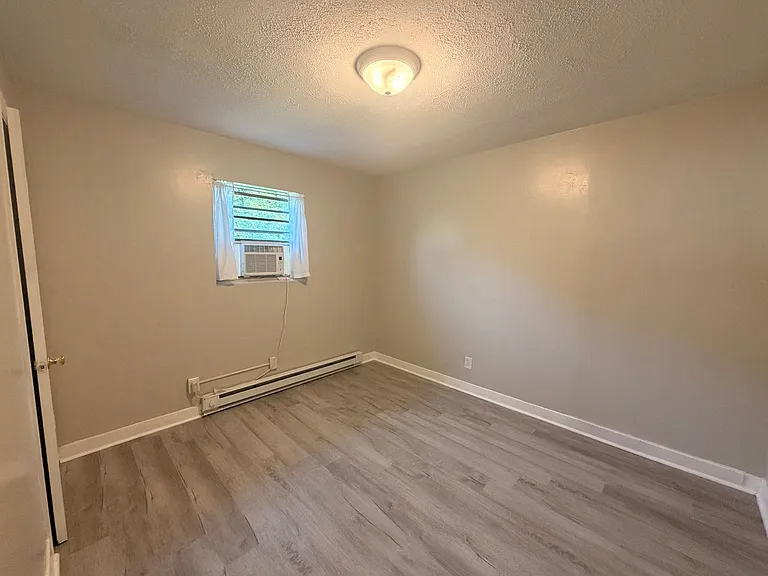 812 Douglas Dr — Photo 5