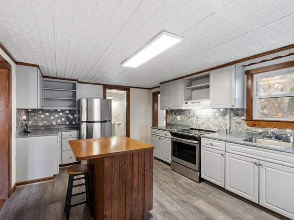 352 Whalom Rd, Lunenburg, MA 01462