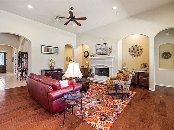 4th image of 2302 Mansfield Ln