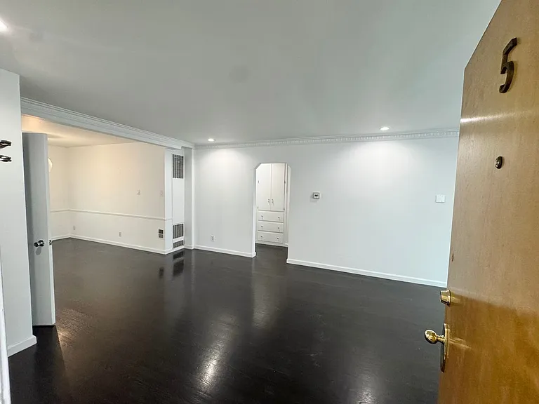 307 S Clark Dr — Photo 2