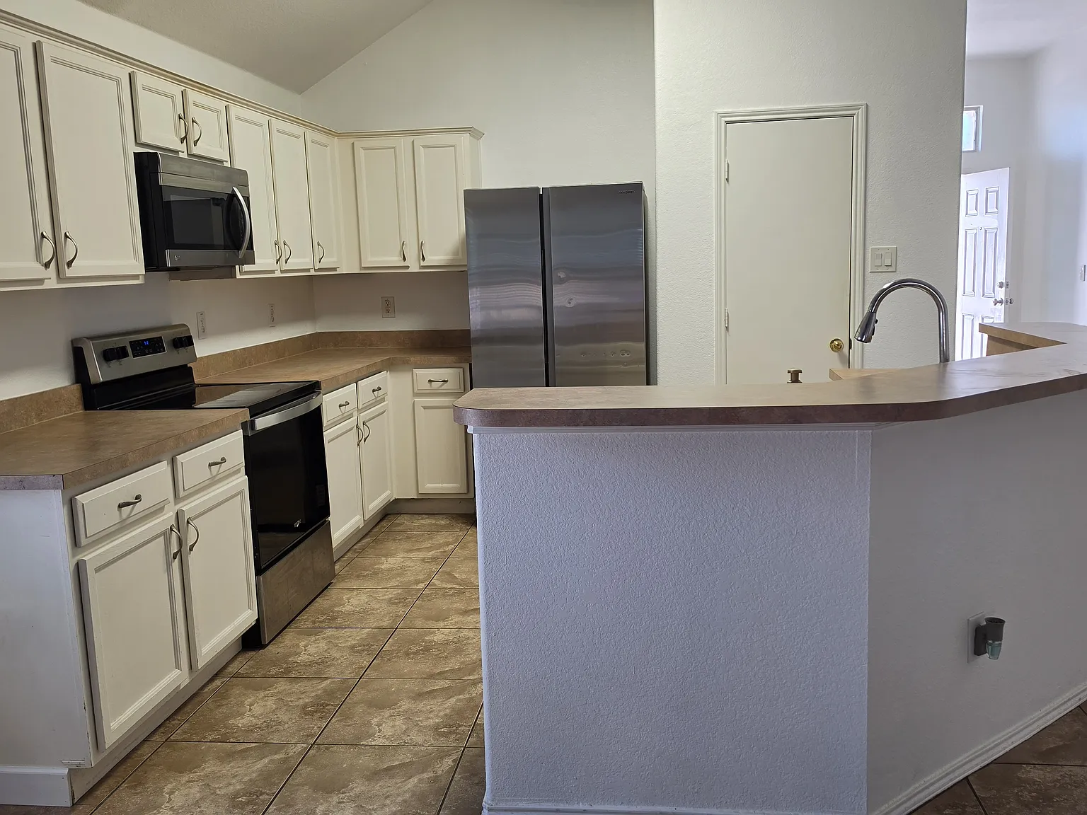 3 bed, 1948 sqft, $2,300 — Photo 3