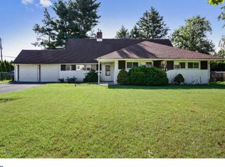 6 Four Leaf Rd, Levittown, PA 19056