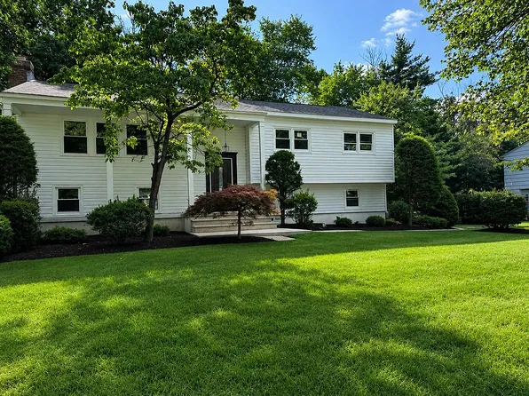 482 Tulane Ct, Paramus, NJ 07652
