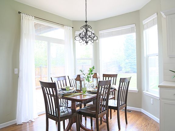 Large eat-in area in kitchen