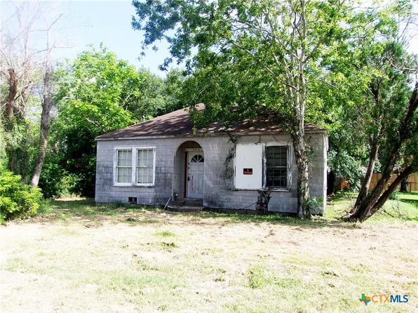 906 E Trinity St, Victoria, TX 77901