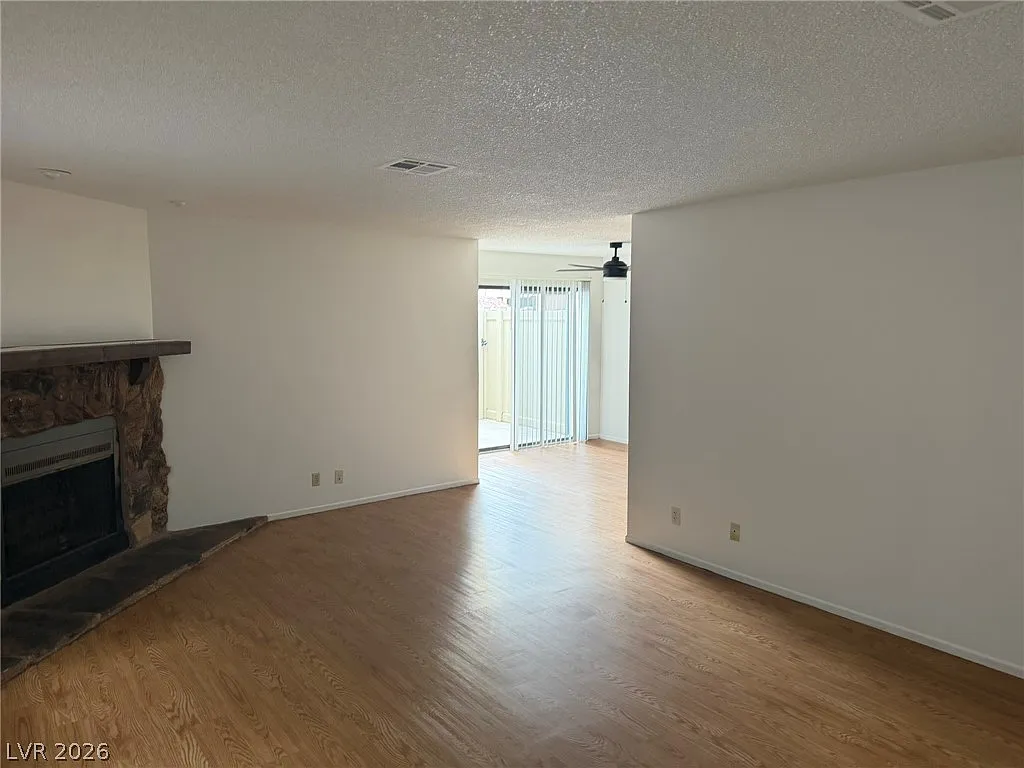 3 bed, 2.5 bath, 1834 sqft, $1,795 — Photo 2