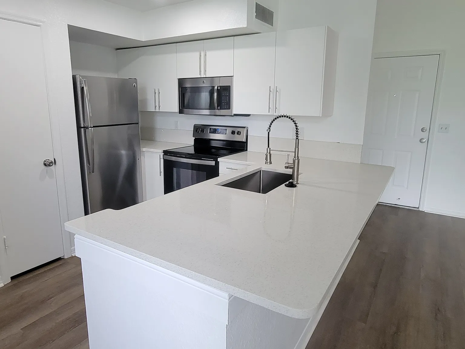 7240 Westpointe Blvd — Photo 1