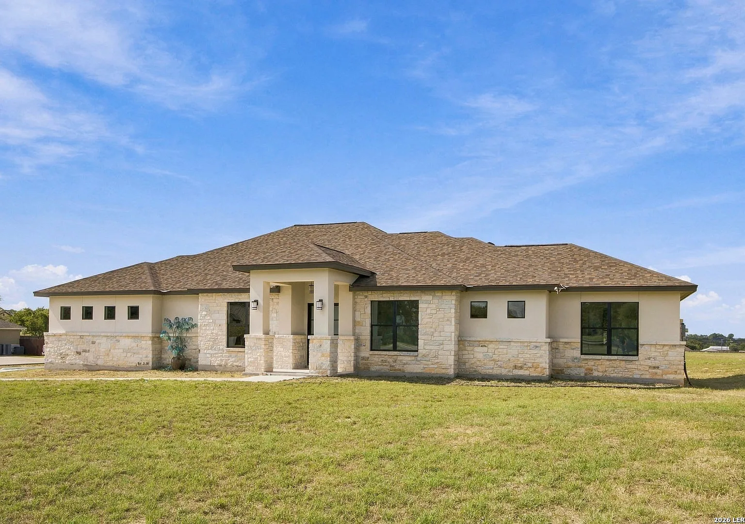 4 bed, 4.5 bath, 3892 sqft, $4,995 — Photo 1