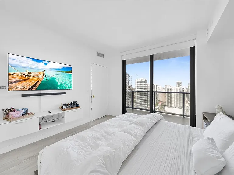 45 SW 9th St #3909 — Photo 14