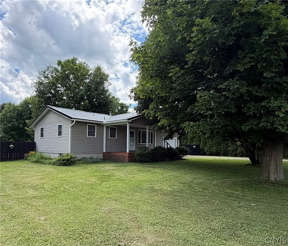 3 bed, 1.0 bath, 816 sqft, $2,400 — Photo 1