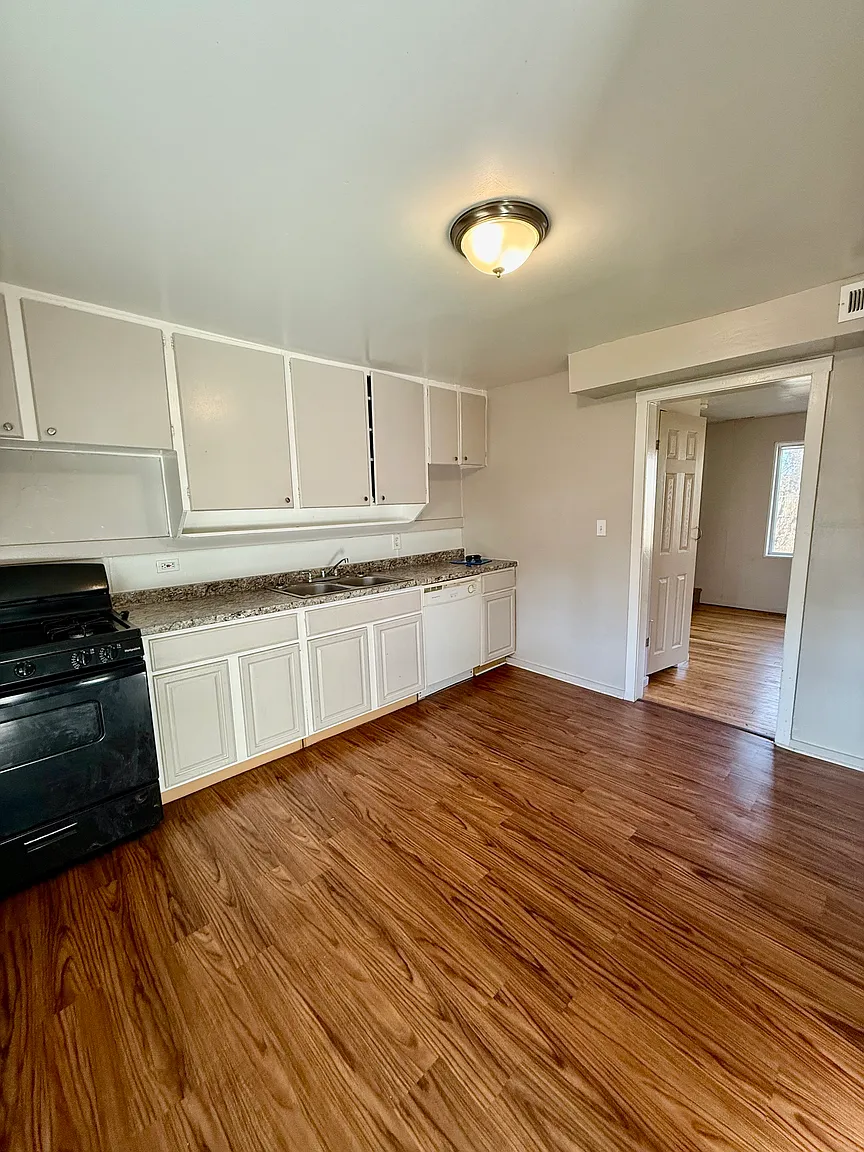 32519 Newaygo St photo 1