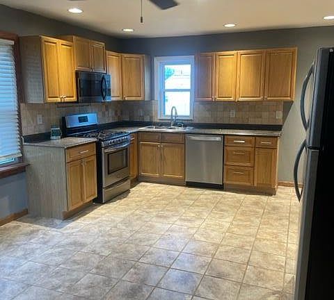 5th image of 457 Leslie Ave