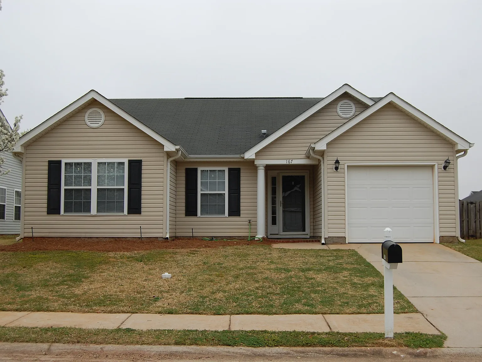 3 bed, 2.0 bath, 1467 sqft, $1,600 — Photo 2