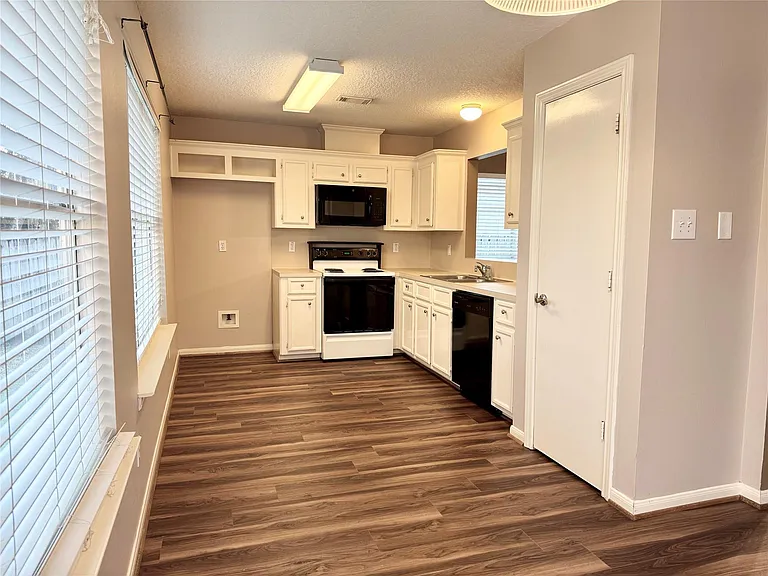 4006 Hunnington Dr — Photo 15