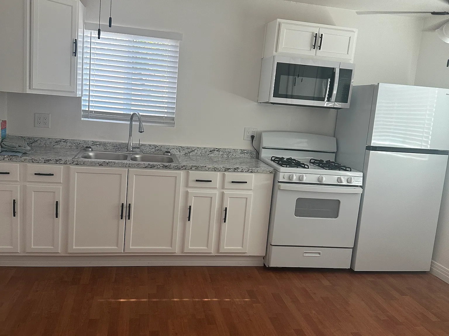 2 bed, 1100 sqft, $2,100 — Photo 2
