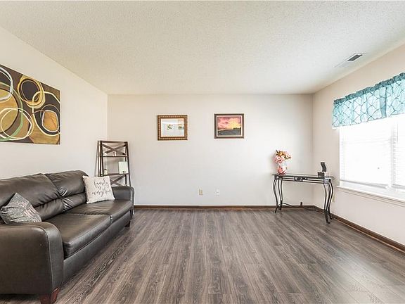 4th image of 55 Kensington Ct