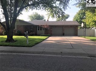 909 E 27th Ave, Hutchinson, KS 67502