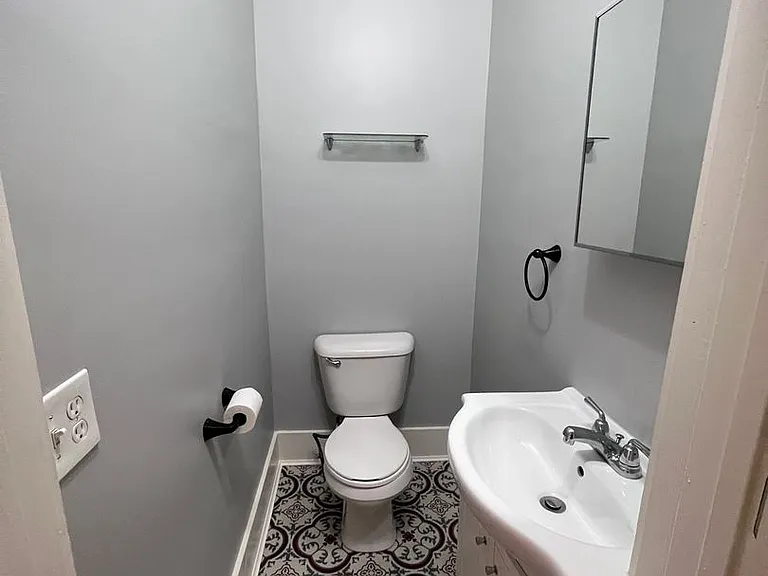 724 Fairview Ave NE — Photo 21