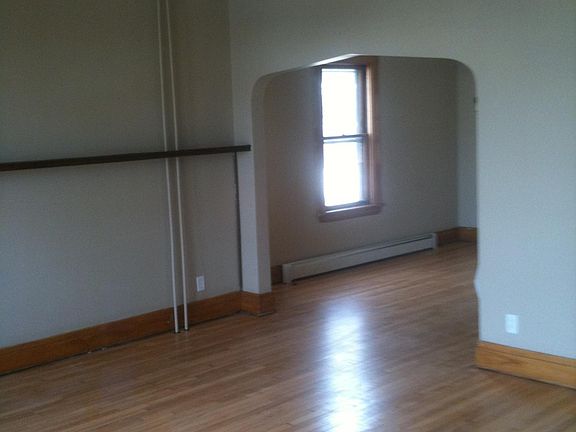 4th image of 672 Van Buren Ave
