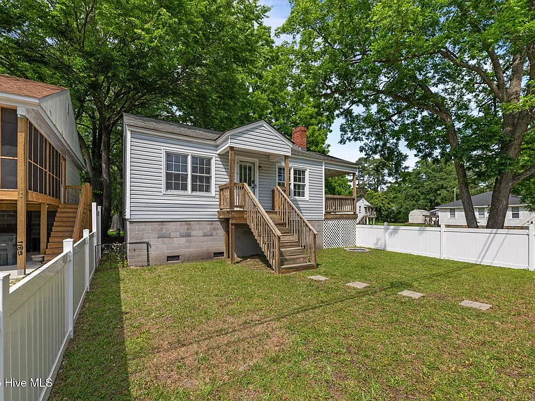 2402 Oaks Rd — Photo 2