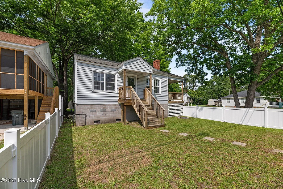 Building Photo - 2402 Oaks Rd