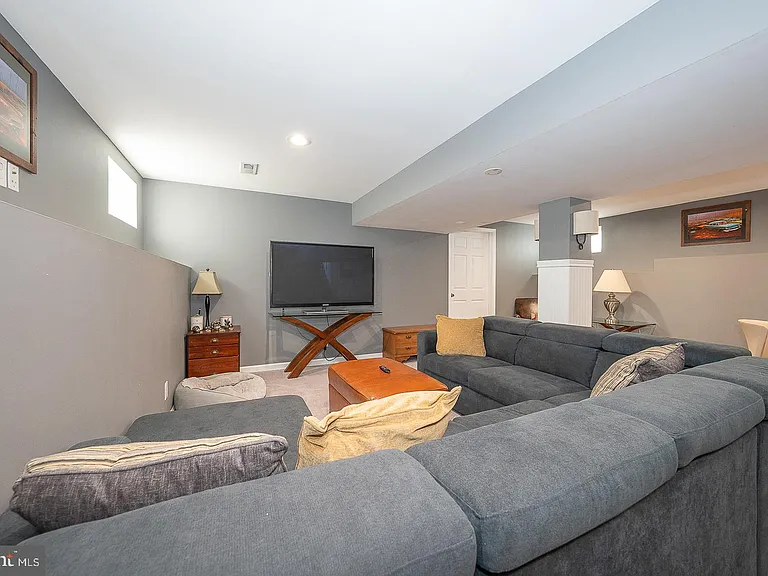 586 Summit St — Photo 32