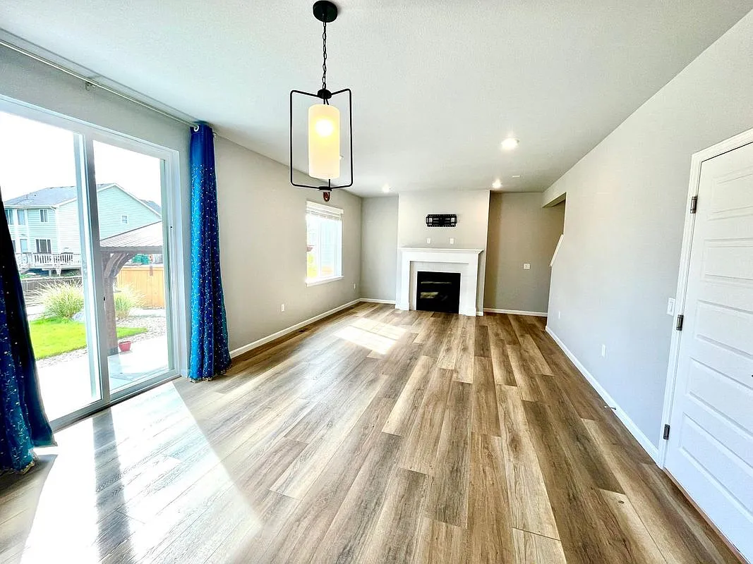 3 bed, 3.0 bath, 1917 sqft, $3,300 — Photo 2