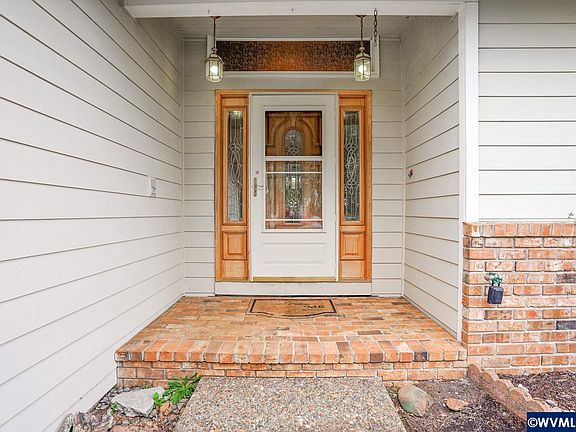4th image of 390 NE Evergreen Ct