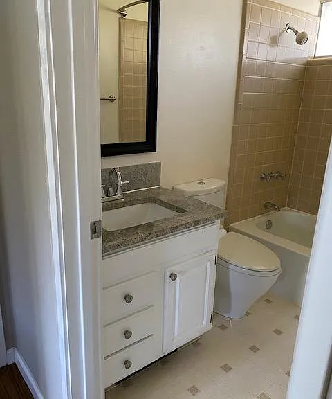 Hall bathroom with tub