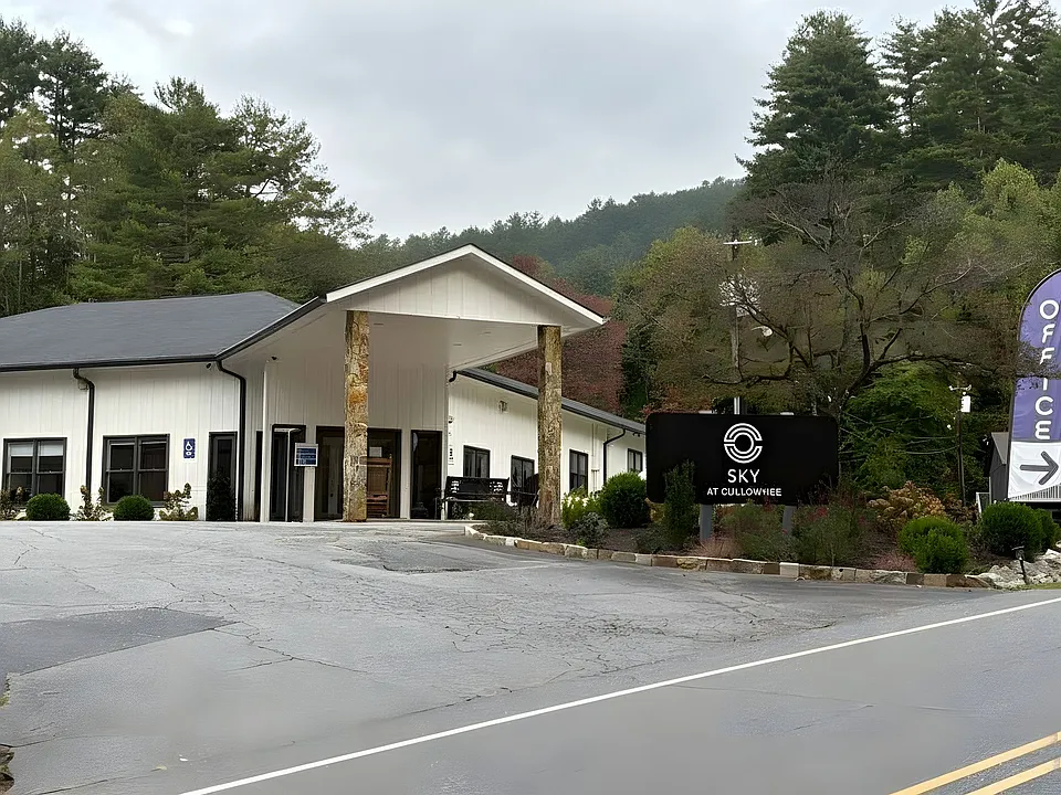 Sky at Cullowhee - Modern Living! - 50 % off First month